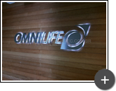 Letreiro da fachada da loja em São Paulo da Omnilife iluminado por leds