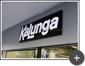 Letreiro luminoso instalado na fachada da loja Kalunga da avenida Paulista em São Paulo - SP