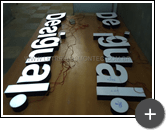 Fabricação do letreiro luminoso para a loja Desigual