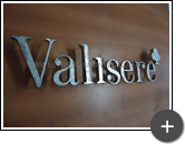 Letreiro da loja Valisere en aço galvanizado com pintura e iluminação realizada através de leds