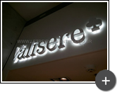 Letreiro da loja Valisere iluminado pelas lãmpadas de leds