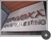 Letreiro sendo fabricado para rede de lojas de aparelhos auditivos Sonivox em aço inox polido em São Caetano do Sul - SP