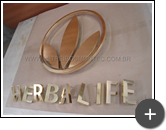 Letreiro para a rede de lojas da franquia Herbalife produzido em latão polido para todo o Brasil