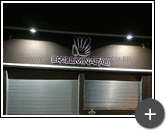 Letreiro da loja LR Iluminação em aço inox polido com iluminação através de leds