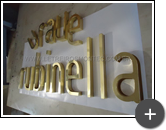 Produção do letreiro para a fachada da rede de lojas de roupas Rubinella com as letras de latão polido