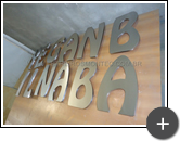 Produção do letreiro para a loja Angelina Baby de aço inox escovado