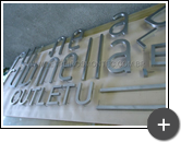 Fabricação do letreiro para a loja de roupas Rubinella, produzido em aço inox escovado