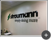 Letreiro em acrílico preto para o escritório de produtos odontológicos da Straumann
