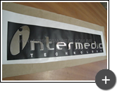 Letreiro de inox com alto brilho para escritório