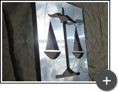 Letreiro com logotipo em formato do símbolo da justiça para escritório de advocacia