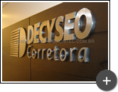 Produção do letreiro para escritório da corretora Decyseo em aço inox