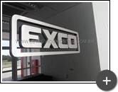Letreiro do escritório da empresa Exco em aço inox