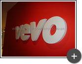 Letreiro produzido para o escritório da Vevo