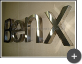 Letreiro de inox com alto brilho enobrecedor instalado no escritório