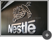 Letreiro para o escritório Nestlé produzido com material nobre em aço inox polido