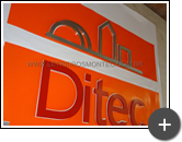 Letreiro e logotipo para escritório de engenharia e consultoria sendo produzido em aço inox escovado e letras em aço galvanizado para a Ditec