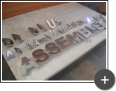Letras de inox com alto brilho em produção para letreiros de igreja