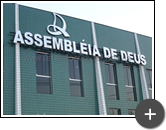 Instalação do letreiro na fachada da igreja evangélica Assembléia de Deus