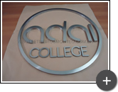 Letreiro para igreja Adal College circular com letras de inox escovado