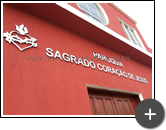 Letreiro para igreja Católica - Paróquia Sagrado Coração de Jesus produzido e instalado em aço inox polido com o logotipo em inox no formato de coração