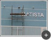 Instalaçao do letreiro na fachada da igreja Batista