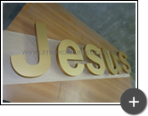 Produção do letreiro luminoso com leds para a igreja com letras com o nome Jesus