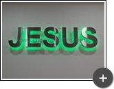 Letreiro luminoso com lâmpadas de leds e fiação embutida por trás do letreiro para igreja com luminosidade no nome Jesus