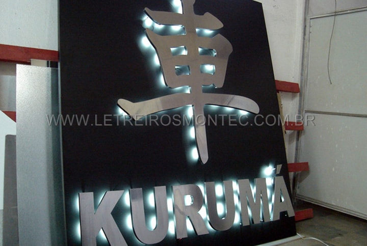 Letreiro luminoso produzido com leds para o restaurante com o logotipo em formato alfabeto japonês