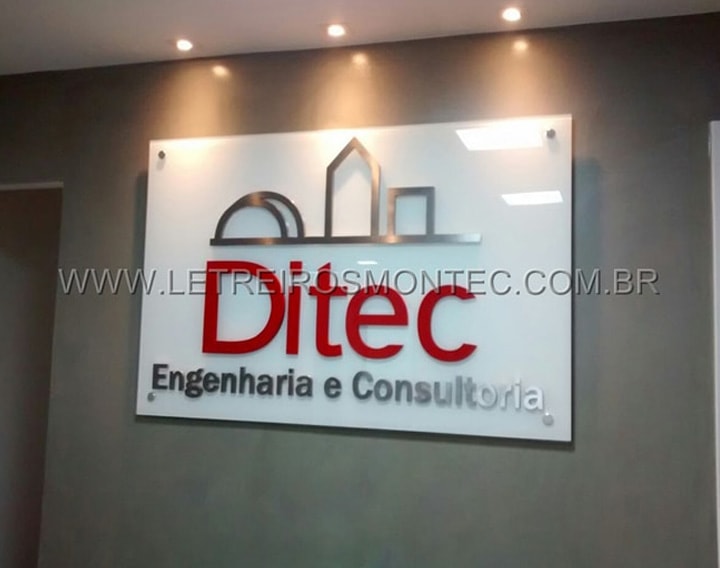 Letreiro do escritório de engenharia e consultoria em aço inox escovado