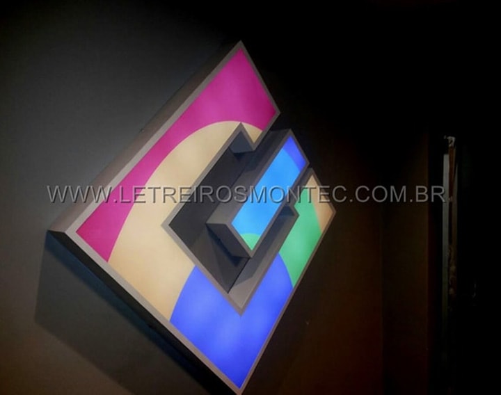 Letreiro luminoso de acrílico e leds para escritório de tecnologia