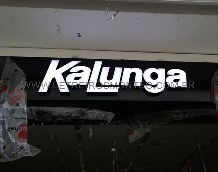 Letreiro Kalunga luminoso de acrílico com leds