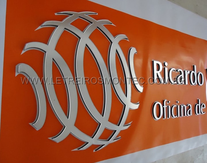 Letreiro para oficina de comunicação em acrílico