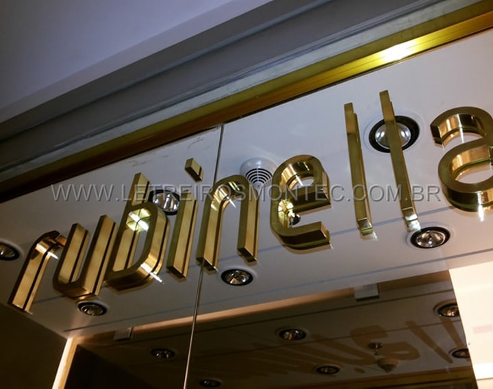 Letreiro para rede de lojas de roupas femininas Rubinella de latão polido