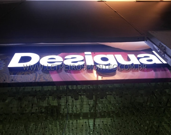 Letreiro luminoso com leds para a rede de lojas de roupas no Shopping da Desigual