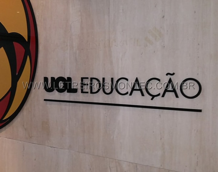 Letreiro da UOL em acrílico